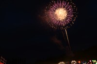 長岡の夜空に浮かぶ打ち上げ花火。