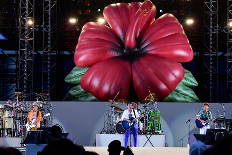 「TUBE LIVE AROUND SPECIAL 2015感謝熱烈 ~こまめに水分補給~ 横浜スタジアム」の様子。(提供:Sony Music Associated Records)