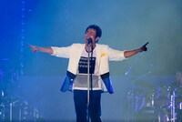 「TUBE LIVE AROUND SPECIAL 2015感謝熱烈 ～こまめに水分補給～ 横浜スタジアム」の様子。（提供：Sony Music Associated Records）