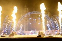 「TUBE LIVE AROUND SPECIAL 2015感謝熱烈 ～こまめに水分補給～ 横浜スタジアム」の様子。（提供：Sony Music Associated Records）