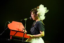 トイピアノを弾く牧野由依。（撮影：ヨシダヤスシ）