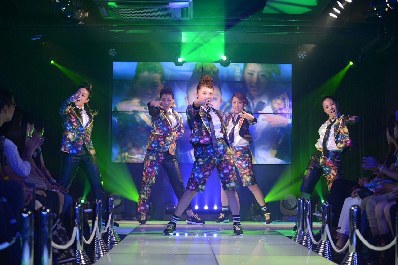 原宿駅前パーティーズのアクロバットチーム「ピンクダイヤモンド」。（写真提供：ライジングプロダクション）