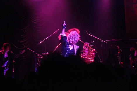 「KAMIJO World Tour 2015 -20th ANNIVERSARY BEST- JAPAN FINAL」東京キネマ倶楽部公演の様子。 （撮影：町田拓也）