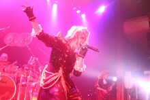 「KAMIJO World Tour 2015 -20th ANNIVERSARY BEST- JAPAN FINAL」東京キネマ倶楽部公演の様子。 （撮影：町田拓也）