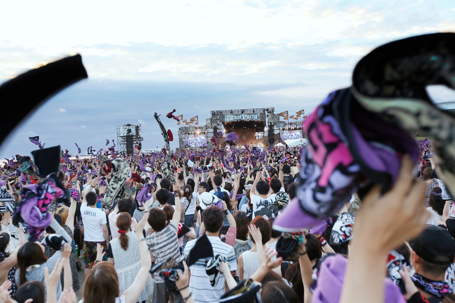 VAMPS「BEAST PARTY」8月23日公演の様子。