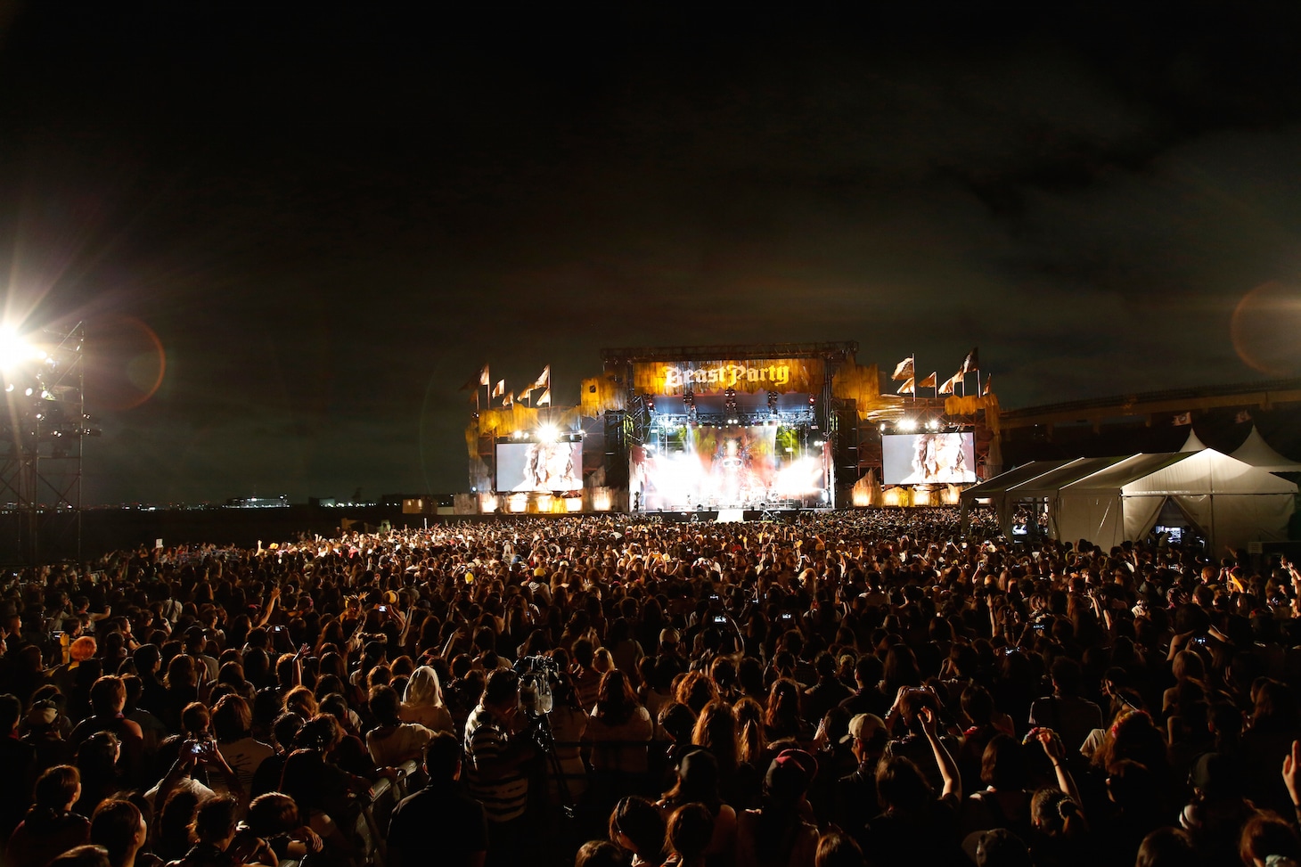 VAMPS「BEAST PARTY」8月23日公演の様子。