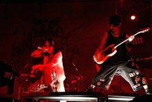 VAMPS「BEAST PARTY」8月22日公演の様子。