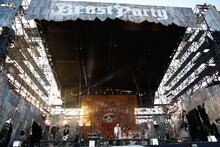 VAMPS「BEAST PARTY」8月22日公演の様子。