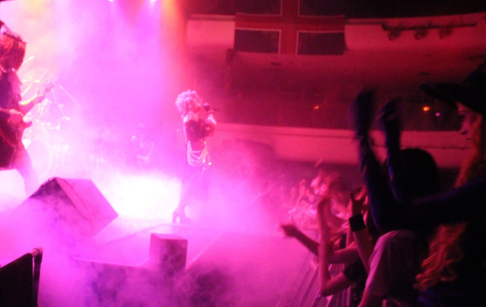 「KAMIJO World Tour 2015 -20th ANNIVERSARY BEST- JAPAN FINAL」東京キネマ倶楽部公演の様子。 （撮影：町田拓也）