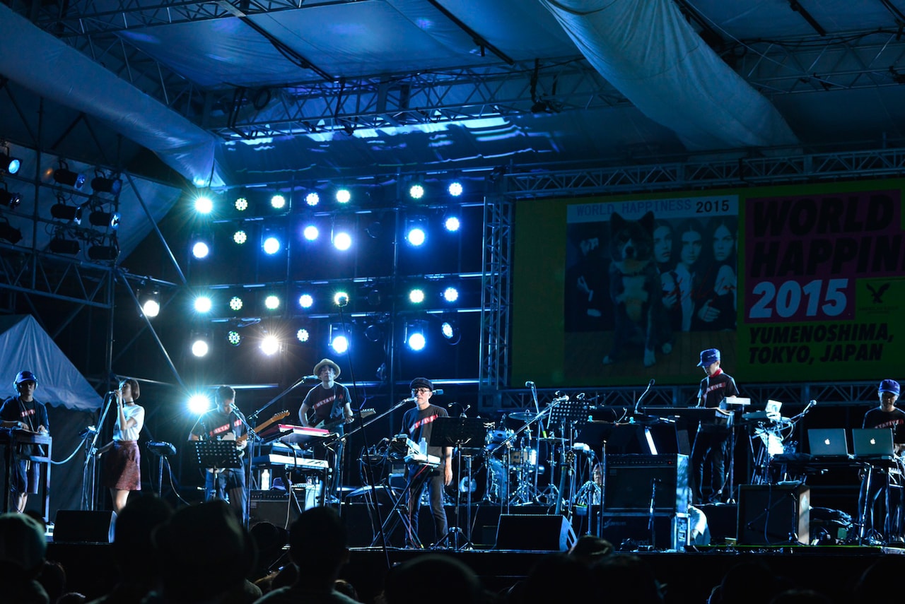 「WORLD HAPPINESS 2015」でのMETAFIVEのライブの様子。