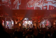 ケツメイシの全国ツアー「【アドベンチアーズ】KTM TOUR 2015 シモネティーナと4人の賢者～失われた聖水を取り戻せ～」の様子。（写真提供：avex trax）
