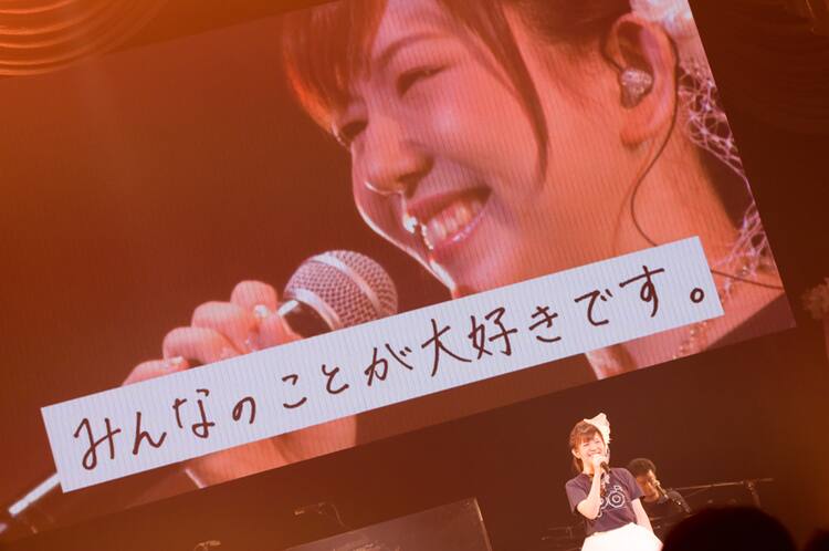 牧野由依 感謝に満ちた10周年ライブで恩師と再会 音楽ナタリー 牧野由依 感謝に満ちた10周年ライブで恩師と再会 音楽ナタリー