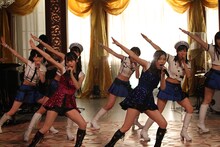 モーニング娘。'15とゆいかおりのコラボレーションによる「ザ☆ピ～ス！」パフォーマンスの様子。（写真提供：音組）