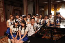 モーニング娘。'15と武部聡志。（写真提供：音組）