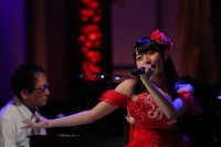 武部聡志のピアノをバックにソロデビュー曲「Raise」を歌う小倉唯。（写真提供：音組）