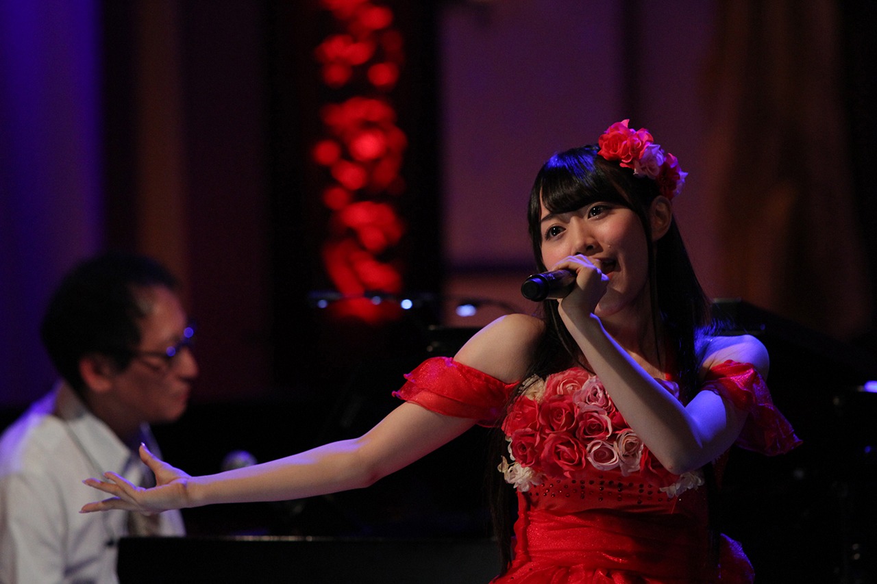武部聡志のピアノをバックにソロデビュー曲「Raise」を歌う小倉唯。（写真提供：音組）