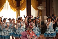 3B juniorとともに「勇気のシルエット」を歌う高城れに。（写真提供：音組）