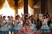 3B juniorとともに「勇気のシルエット」を歌う高城れに。(写真提供:音組)