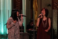 Le Couple「ひだまりの詩」をデュエットする高城れに（左）と藤田恵美（右）。（写真提供：音組）