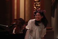 大好きな奥華子（左）との共演で思わず顔がほころぶ高城れに（右）。（写真提供：音組）