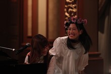 大好きな奥華子（左）との共演で思わず顔がほころぶ高城れに（右）。（写真提供：音組）