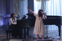 奥華子（左）のピアノに乗せて「三日月」を熱唱する有安杏果（右）。（写真提供：音組）