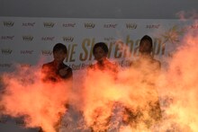 CO2の煙が立ち込める中、発表会に登場した岩田剛典、登坂広臣、小林直己。