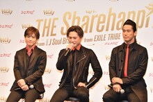 第1弾CM「シェアハピ・デビュー」編の映像を観る岩田剛典、登坂広臣、小林直己。