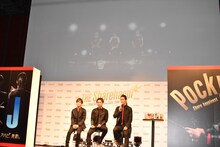 第2弾CM「シェアハピダンス」の振付ビデオを観ながら解説する小林直己（写真右）。