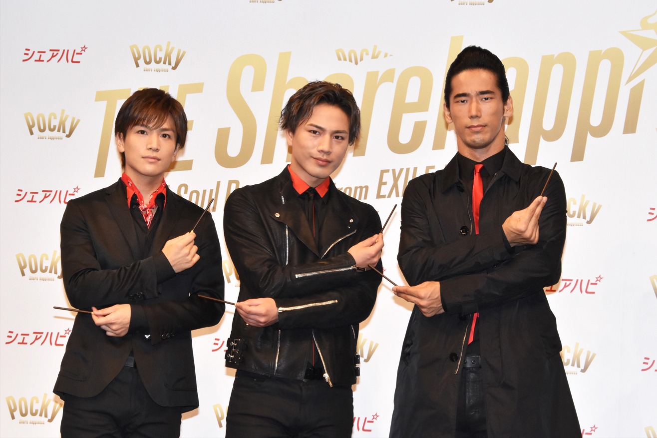 “シェアハピポーズ”で「ポッキー」を持つ岩田剛典、登坂広臣、小林直己。