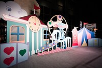 会場エントランスに設置されたMVのセット。（写真提供：ドリーミュージック）