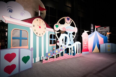 会場エントランスに設置されたMVのセット。(写真提供:ドリーミュージック)