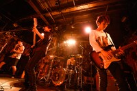 「十三大平和祭り2015」QOOLANDのライブの様子。（撮影：ハブ）