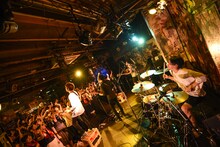 「十三大平和祭り2015」QOOLANDのライブの様子。（撮影：ハブ）