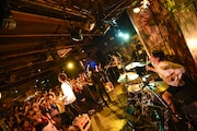 「十三大平和祭り2015」QOOLANDのライブの様子。(撮影:ハブ)
