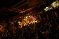 「十三大平和祭り2015」QOOLANDのライブの様子。（撮影：ハブ）