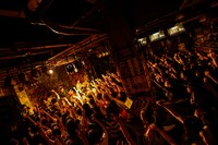 「十三大平和祭り2015」QOOLANDのライブの様子。（撮影：ハブ）