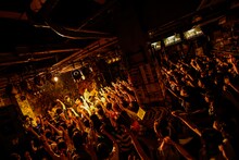 「十三大平和祭り2015」QOOLANDのライブの様子。（撮影：ハブ）