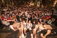 「十三大平和祭り2015」QOOLAND、cinema staff、来場者の集合写真。（撮影：ハブ）（撮影：ハブ）