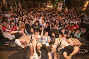 「十三大平和祭り2015」QOOLAND、cinema staff、来場者の集合写真。(撮影:ハブ)(撮影:ハブ)