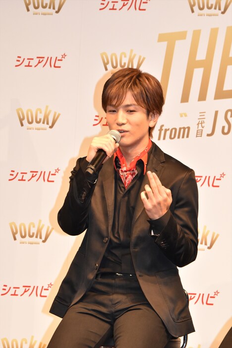 “シェアハピポーズ”について話す岩田剛典。