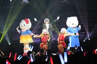 ハローキティ、ディアダニエルとコラボレートする＿＿（アンダーバー）。（写真提供：EXIT TUNES）(c) 2015 SANRIO CO.,LTD.
