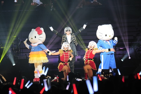 ハローキティ、ディアダニエルとコラボレートする＿＿（アンダーバー）。（写真提供：EXIT TUNES）(c) 2015 SANRIO CO.,LTD.