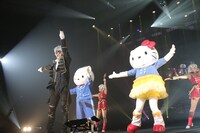 ハローキティ、ディアダニエルとコラボレートする＿＿（アンダーバー）。（写真提供：EXIT TUNES）(c) 2015 SANRIO CO.,LTD.
