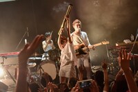 ライブ中にバズーカ型のクラッカーを発射したPORIN（Vo, Syn）。（撮影：古溪一道）