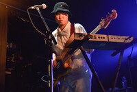 マツザカタクミ（B, Syn, Rap）（撮影：古溪一道）