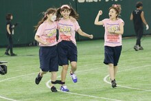 左から中西智代梨、小嶋陽菜、高橋みなみ。 (c)AKS