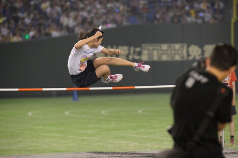 「走り高跳び」に挑戦する中野郁海。 (c)AKS