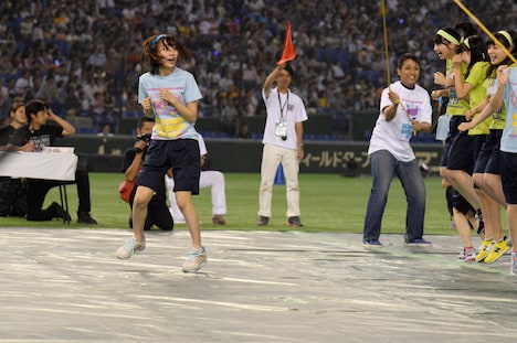 「大縄跳び」でいつの間にか縄の外に出てしまう宮脇咲良。 (c)AKS