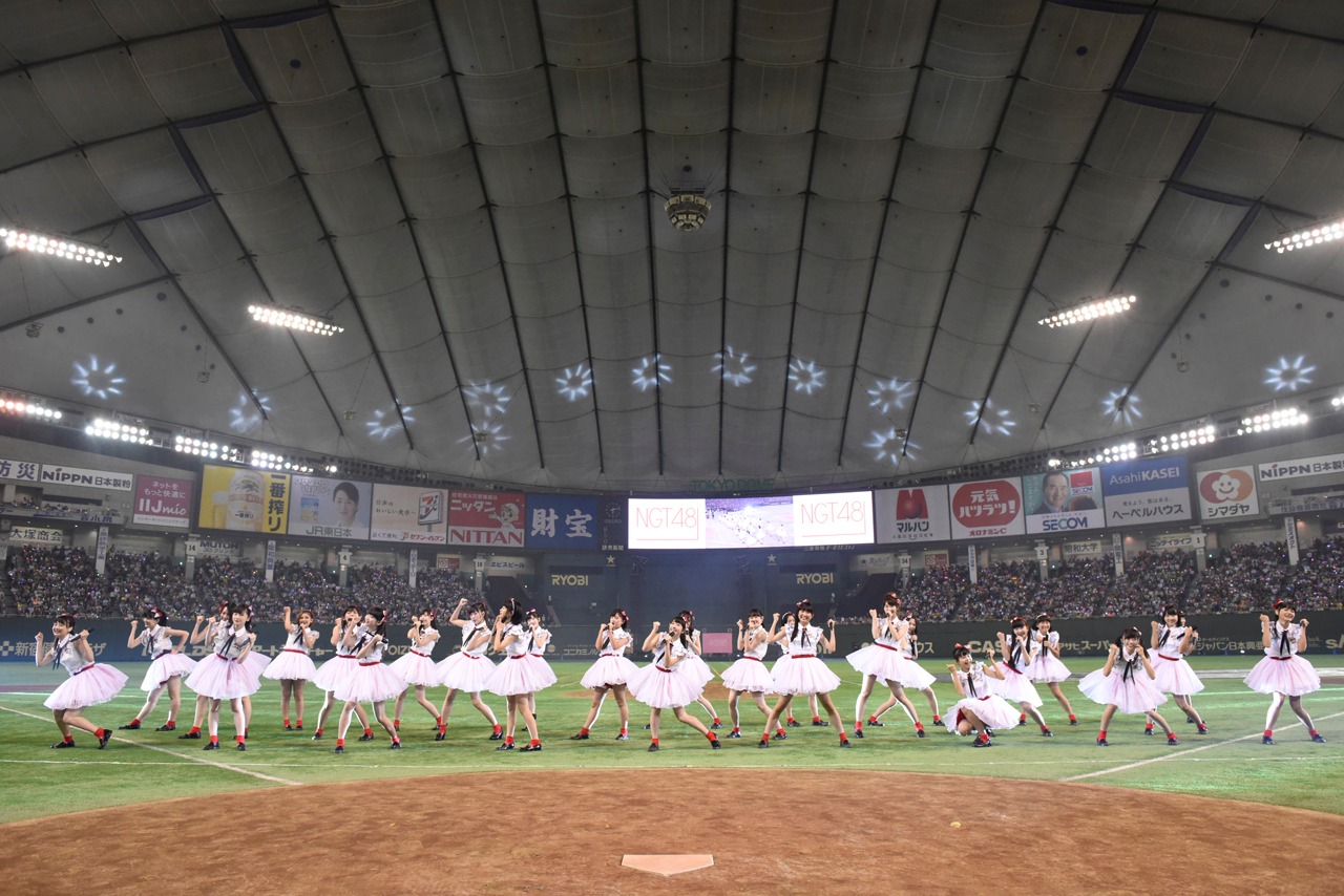 NGT48によるパフォーマンスの様子。 (c)AKS